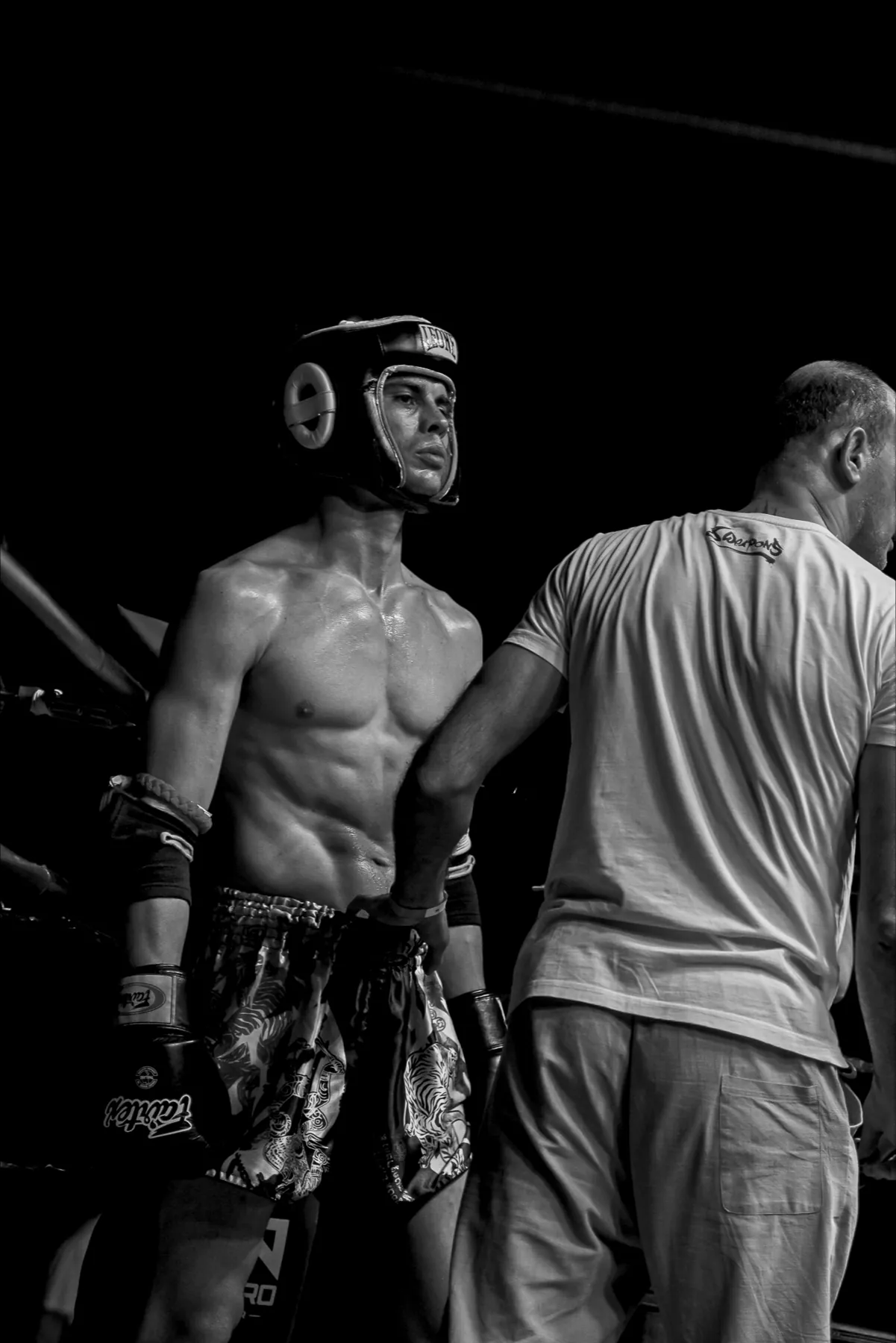 Atleta con il casco nell'angolo, bianco e nero